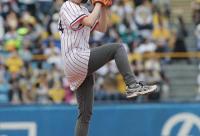 168娱乐网：石川佳纯担任2024巴黎奥运会解说，还给棒球开球，宛如一轮月色