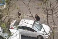 168娱乐网：可怕！临汾多人当街拦截轿车，手持棒球棍殴打他人并砸车！警方：网上发生言语冲突引发！