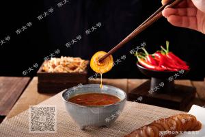168B京娱乐：东大爷老北京酱猪蹄的猪皮卷含有丰富的胶原蛋白
