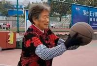 168B京娱乐：77岁奶奶10年来每天打篮球2小时：生命在于运动