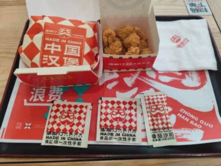 北京烤鸭:五香肉饼汉堡、北京烤鸭汉堡……这家店号称“汉堡界的瑞幸”北京烤鸭！
