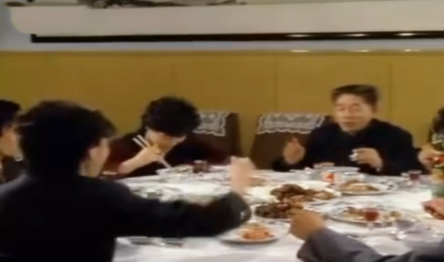 北京烤鸭:80年代摄影记者拍下的影像北京烤鸭，一家人齐聚吃北京烤鸭，其乐融融
