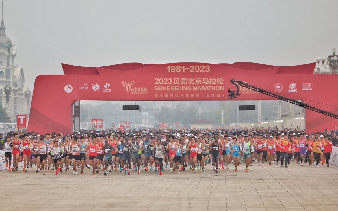 北京马拉松:2023年北京马拉松鸣枪起跑北京马拉松，3万余名选手同场竞技