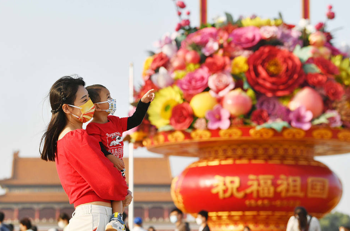 天安门广场国庆盛典：巨型花篮与华美花坛共祝“祖国生日快乐”