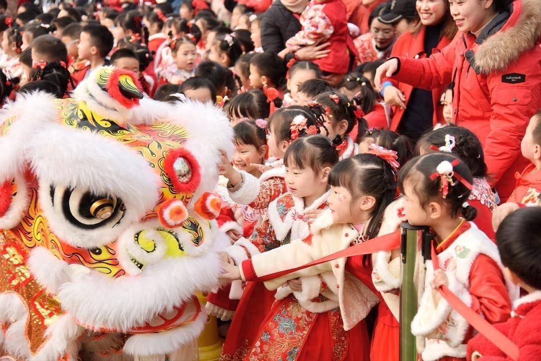 美食:玩嗨了美食！看舞狮、办年货、品美食…柏林阳光幼儿园变身新年庙会！