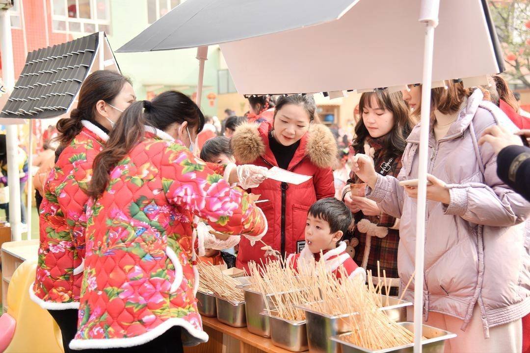 美食:玩嗨了美食！看舞狮、办年货、品美食…柏林阳光幼儿园变身新年庙会！