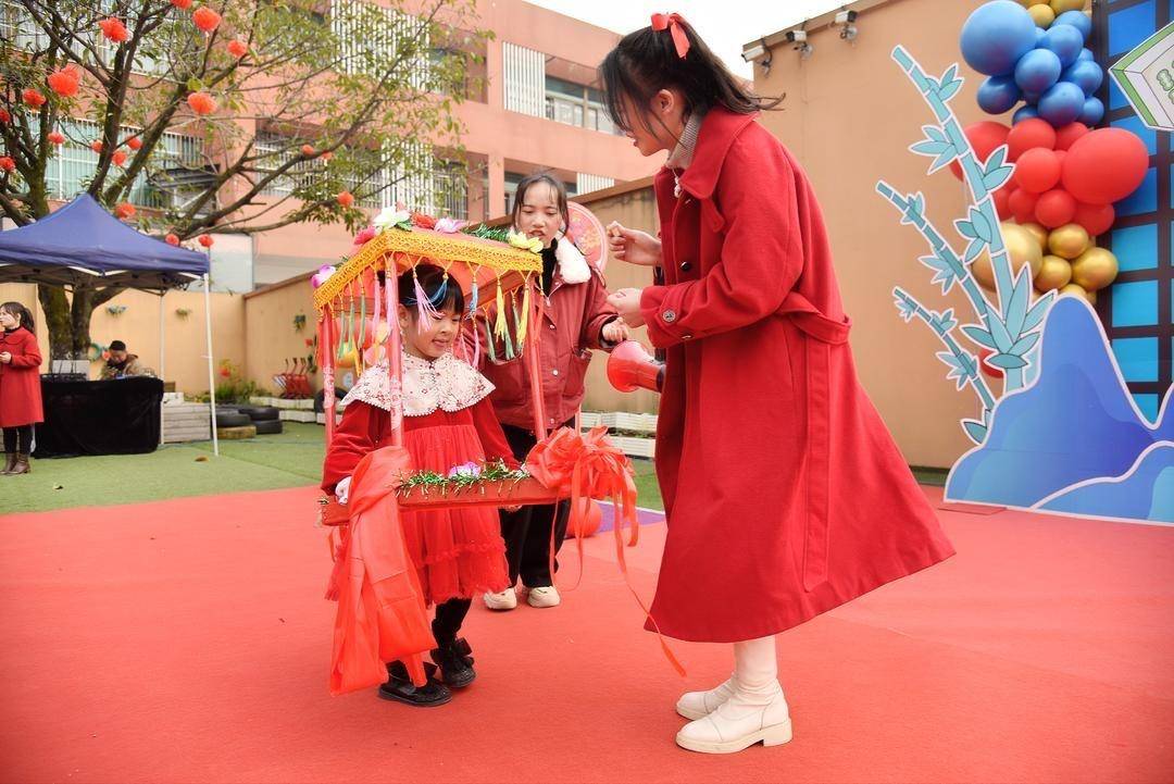 美食:玩嗨了美食！看舞狮、办年货、品美食…柏林阳光幼儿园变身新年庙会！