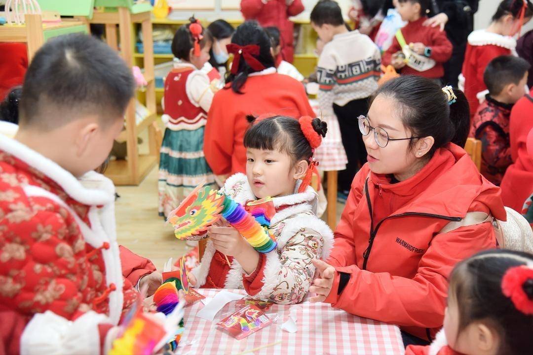 美食:玩嗨了美食！看舞狮、办年货、品美食…柏林阳光幼儿园变身新年庙会！