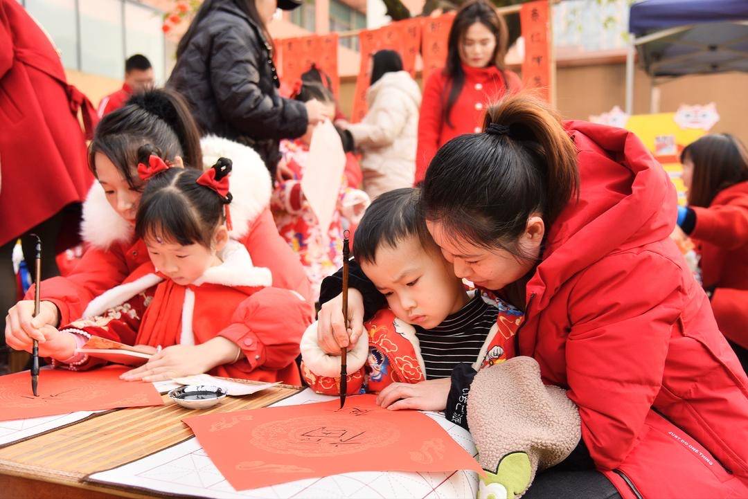 美食:玩嗨了美食！看舞狮、办年货、品美食…柏林阳光幼儿园变身新年庙会！