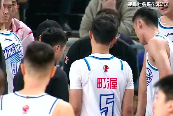 CBA:40分惨案！CBA夺冠热门重回第一！全队7人得分上双CBA，阿不都26+4