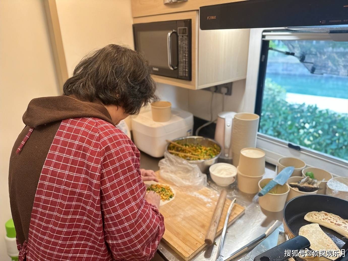 美食:黄晓明获妈妈探班美食，黄妈为剧组人员做家乡美食，晓明哥直呼好幸福