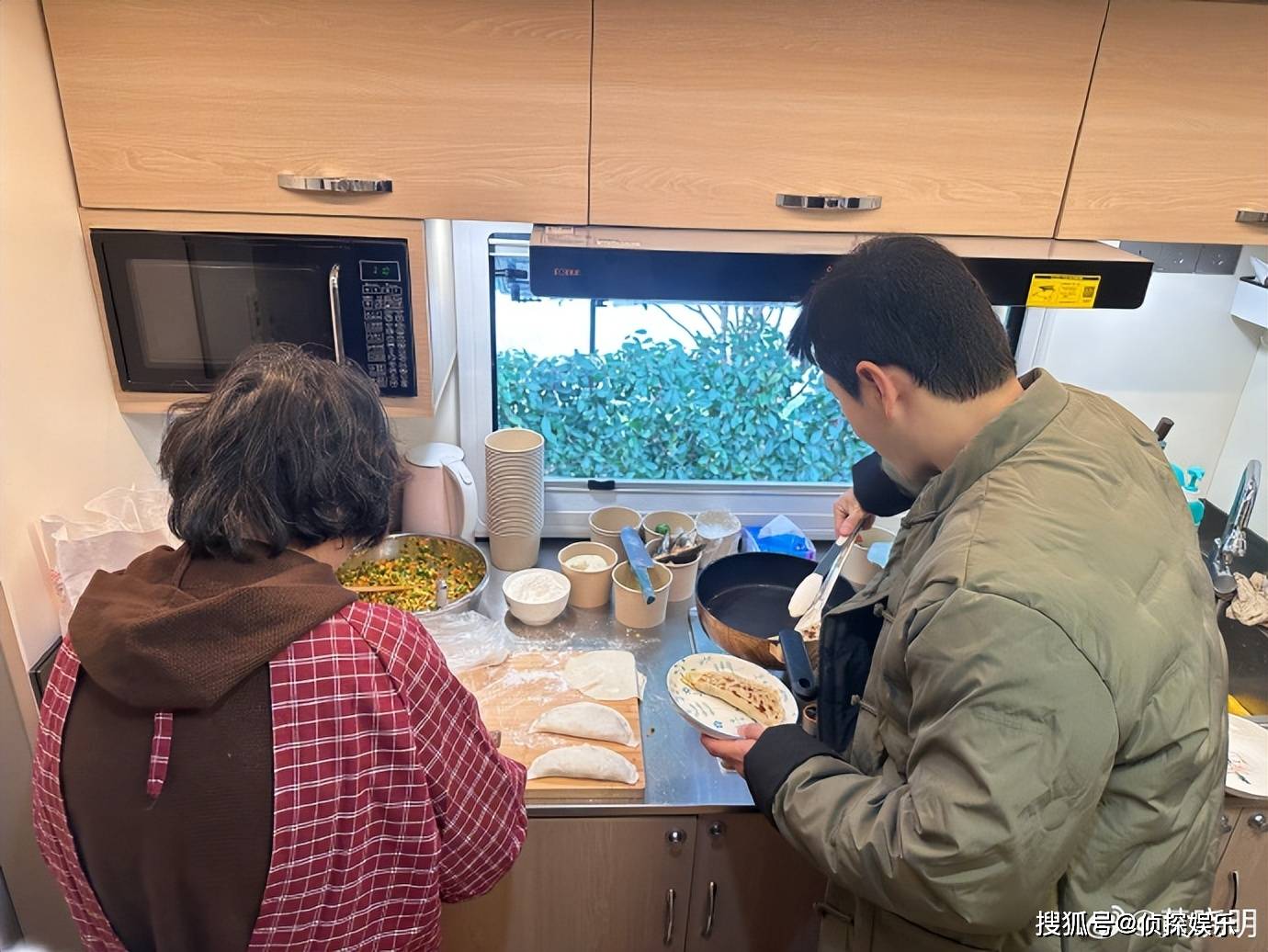 美食:黄晓明获妈妈探班美食，黄妈为剧组人员做家乡美食，晓明哥直呼好幸福