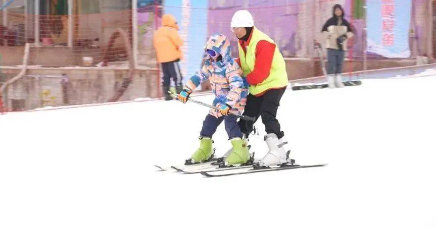 美食:滑雪、品美食、听音乐美食！贵阳云顶滑雪场迎来广东“小土豆”