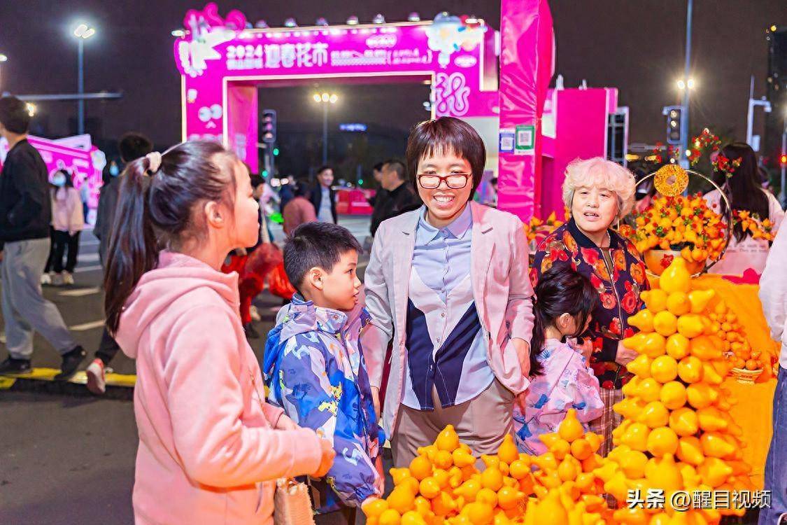 美食:图集｜佛山新城迎春花市灯光璀璨美食！行花街、叹美食年味十足