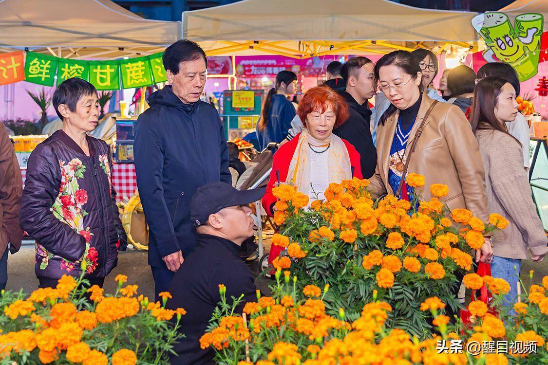 美食:图集｜佛山新城迎春花市灯光璀璨美食！行花街、叹美食年味十足