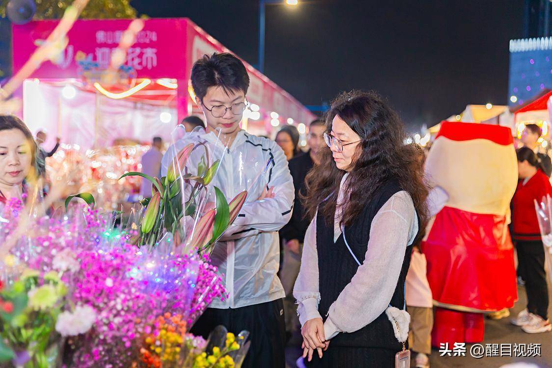 美食:图集｜佛山新城迎春花市灯光璀璨美食！行花街、叹美食年味十足