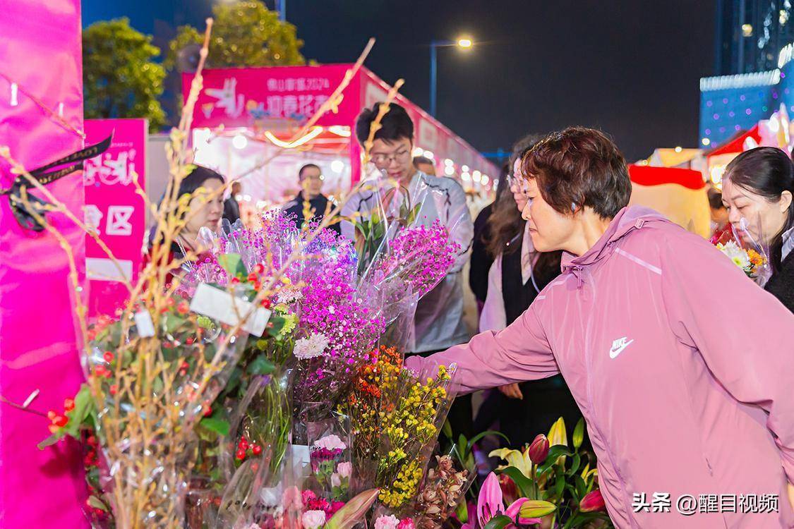 美食:图集｜佛山新城迎春花市灯光璀璨美食！行花街、叹美食年味十足