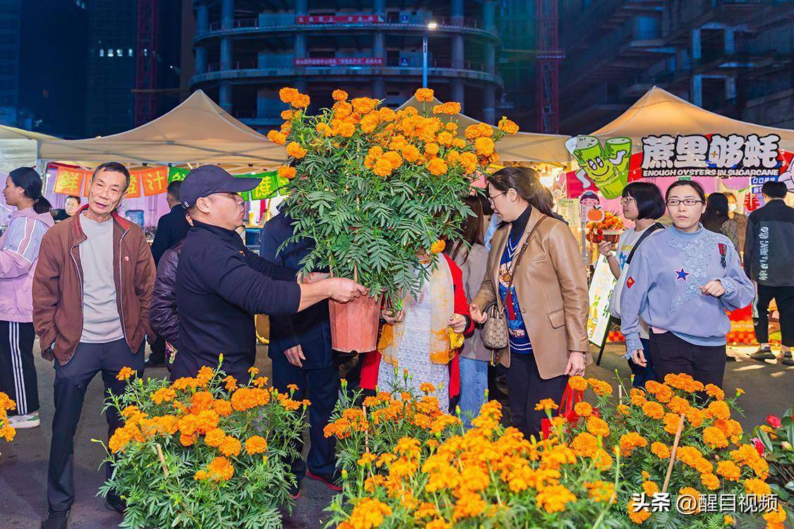 美食:图集｜佛山新城迎春花市灯光璀璨美食！行花街、叹美食年味十足