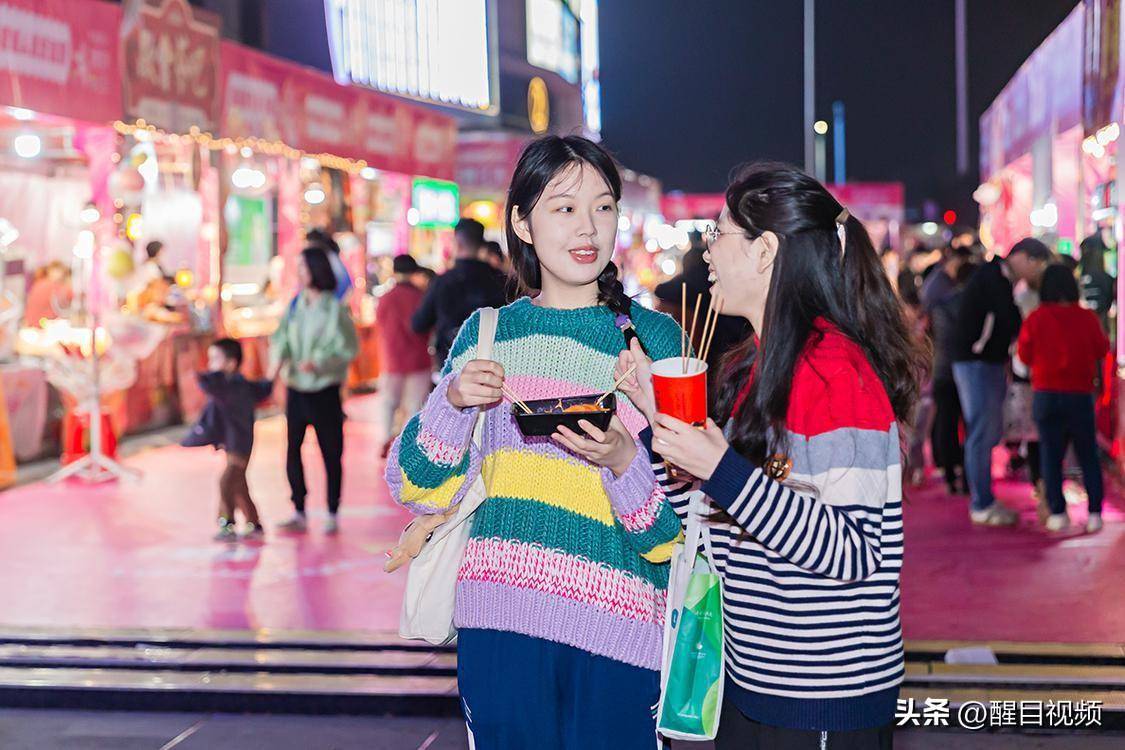 美食:图集｜佛山新城迎春花市灯光璀璨美食！行花街、叹美食年味十足