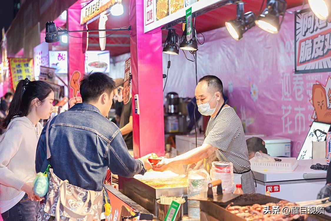 美食:图集｜佛山新城迎春花市灯光璀璨美食！行花街、叹美食年味十足