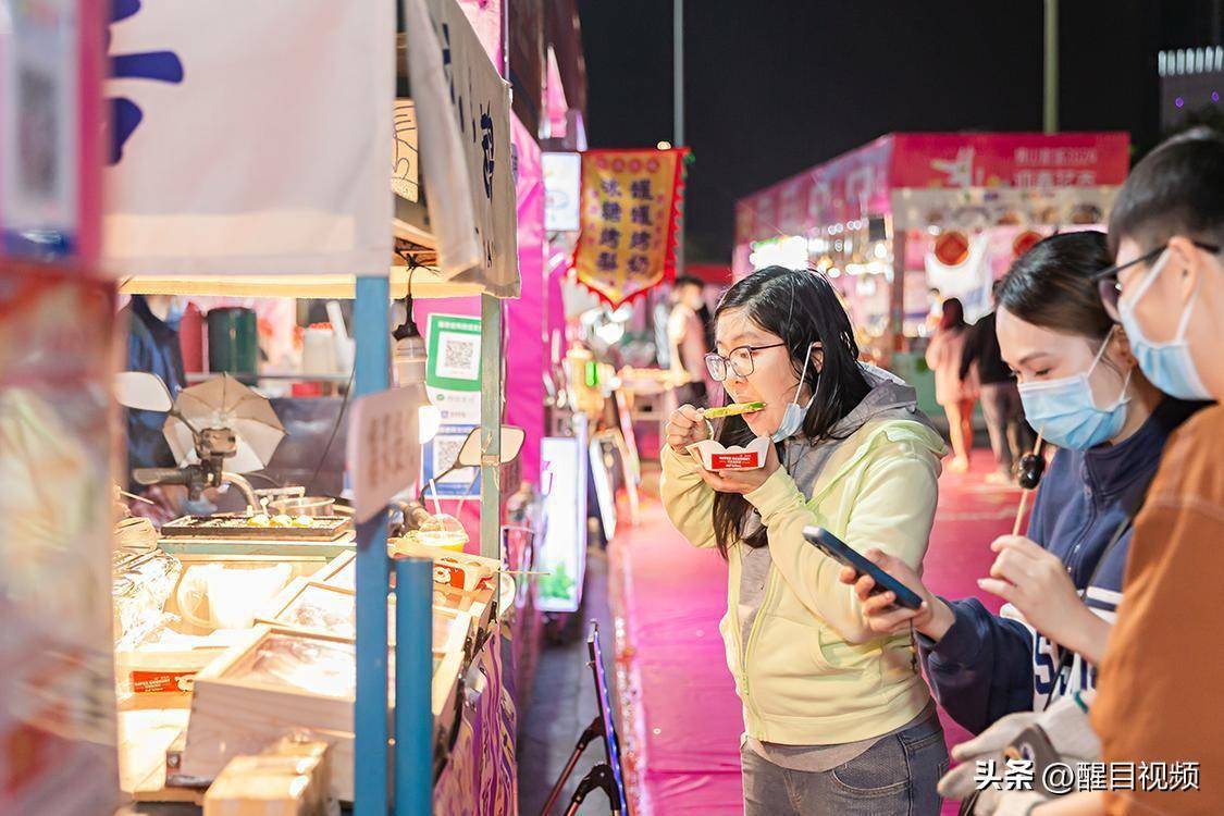 美食:图集｜佛山新城迎春花市灯光璀璨美食！行花街、叹美食年味十足