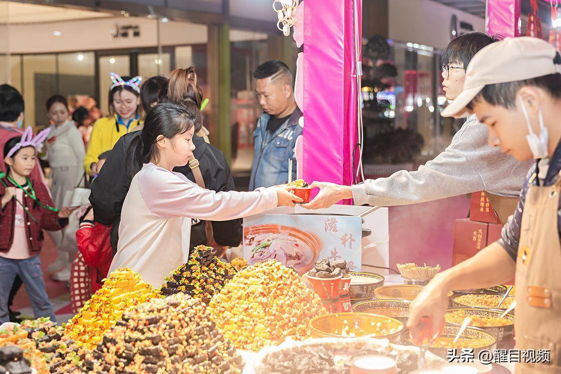 美食:图集｜佛山新城迎春花市灯光璀璨美食！行花街、叹美食年味十足