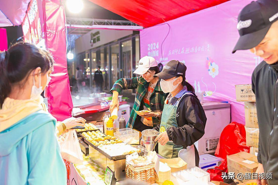 美食:图集｜佛山新城迎春花市灯光璀璨美食！行花街、叹美食年味十足