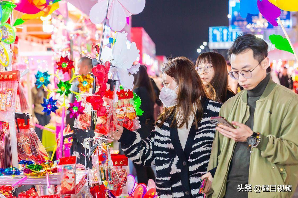 美食:图集｜佛山新城迎春花市灯光璀璨美食！行花街、叹美食年味十足