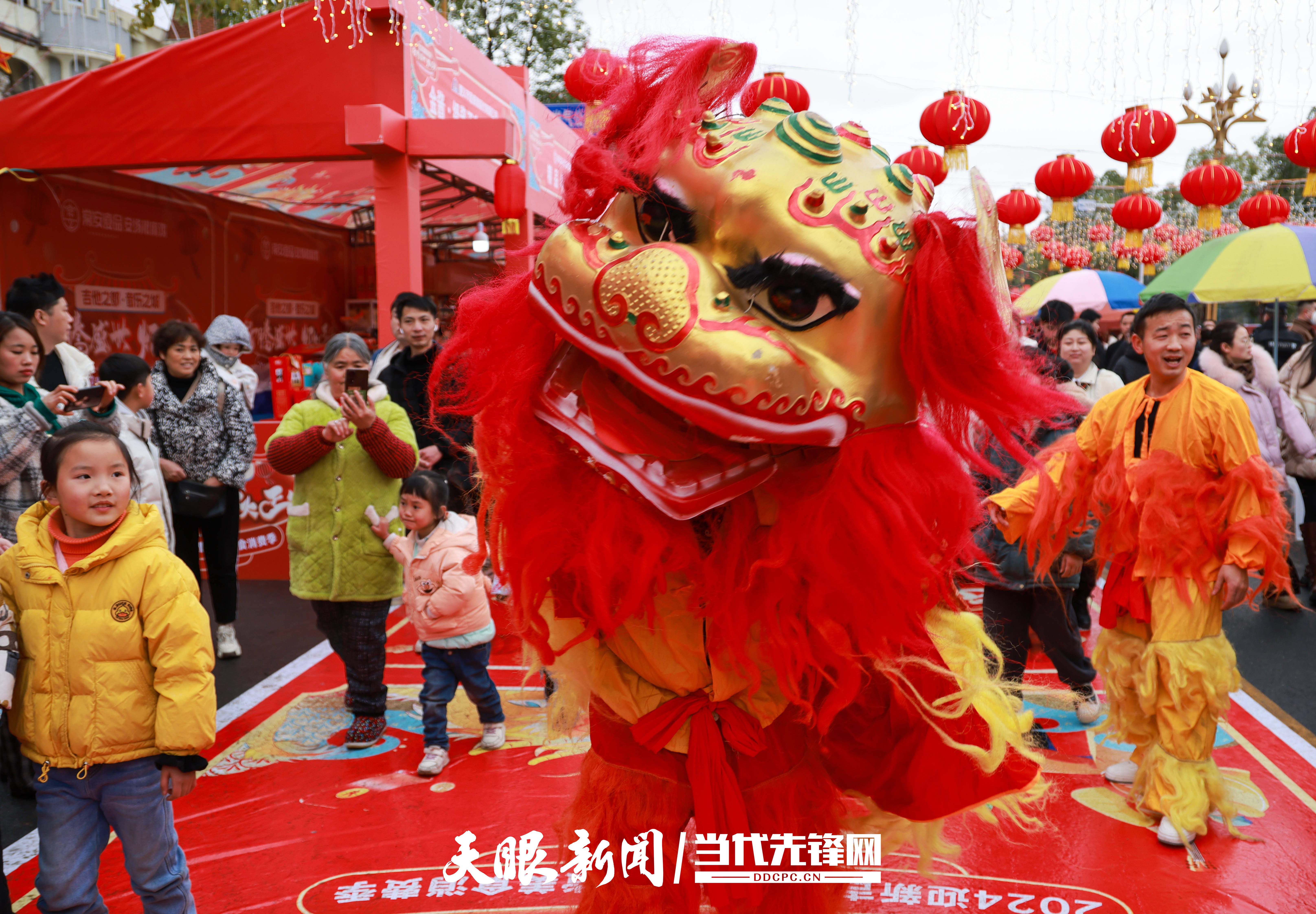 美食:【新春走基层】正安：逛“吉美食他灯会”买年货享美食