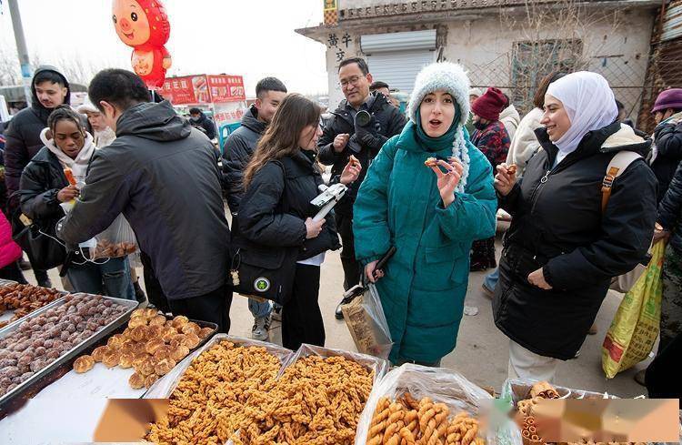 美食:炒栗子、做糖葫芦、品大集美食……外国友人爱上德州乡村大集