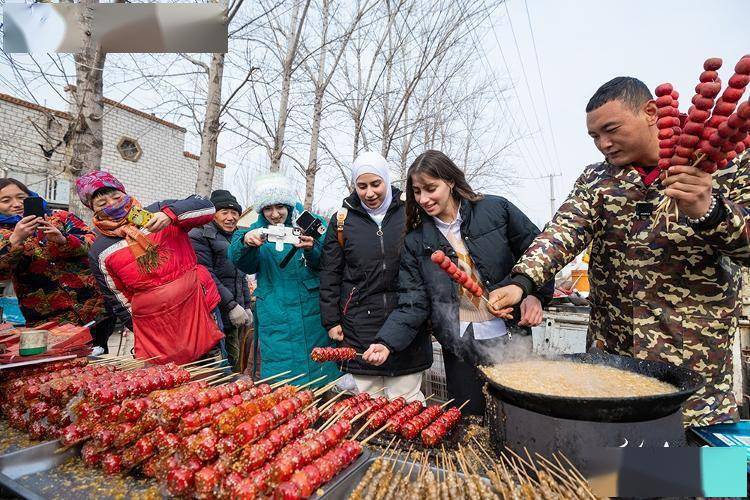 美食:炒栗子、做糖葫芦、品大集美食……外国友人爱上德州乡村大集