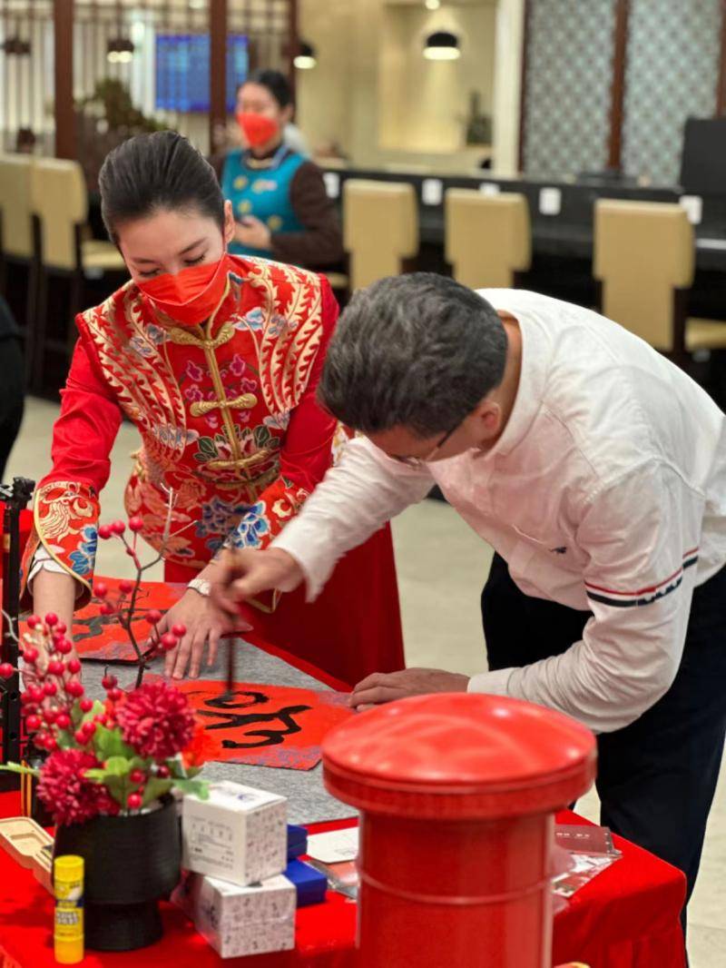 财经:半两财经 | 除夕夜国航春节主题航班 送上年味儿的“年夜饭”