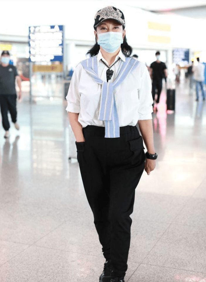 棒球:73岁刘晓庆真把自己当少女！穿白衬衫+小黑裤+棒球帽棒球，时髦又洋气