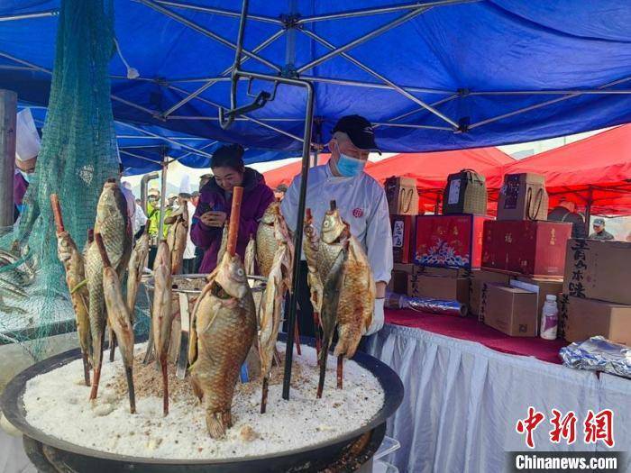 美食:吉林市松花湖开江鱼美食节启幕 游客寻味而至