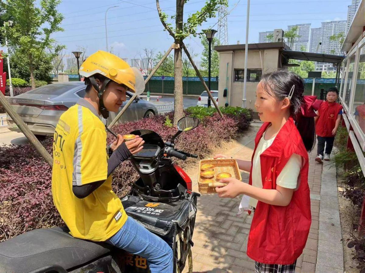 美食:致敬追梦人美食，武汉光谷花山社区开展为劳动者送美食饮品活动