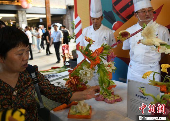 美食:重庆国际友城美食街开街 海内外嘉宾大快朵颐