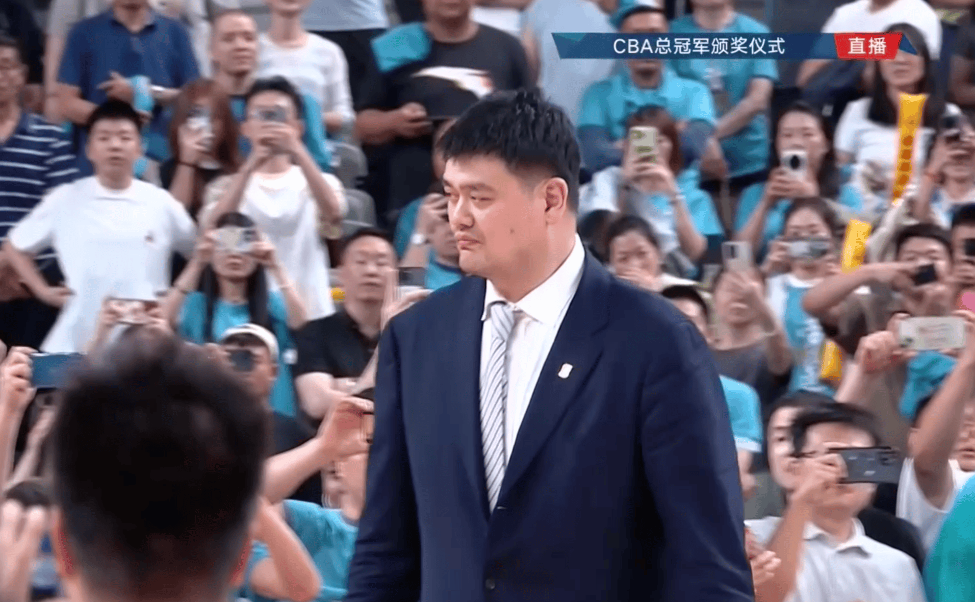 CBA:辽篮霸业笑傲CBACBA，姚明“黑脸”颁奖引热议，美女球迷抢戏