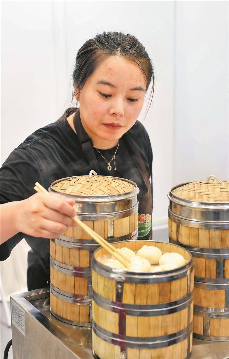 美食:天南地北特色美食尽在非遗美食休闲展区 天水麻辣烫“每一口都直达灵魂”