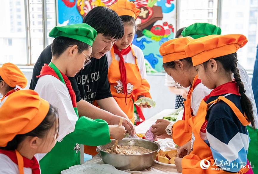 美食:内蒙古呼和浩特：“烹饪课堂”学厨艺 美食实践促成长