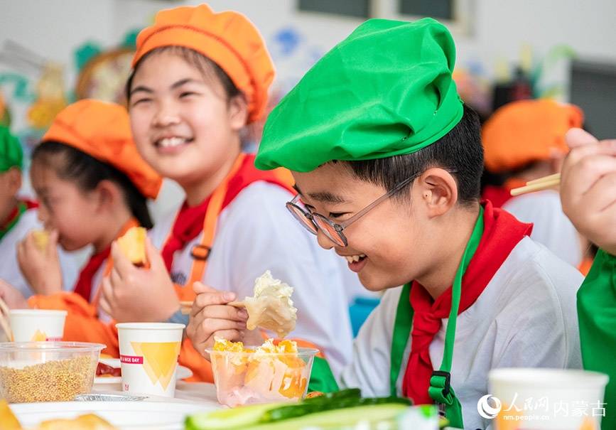 美食:内蒙古呼和浩特：“烹饪课堂”学厨艺 美食实践促成长