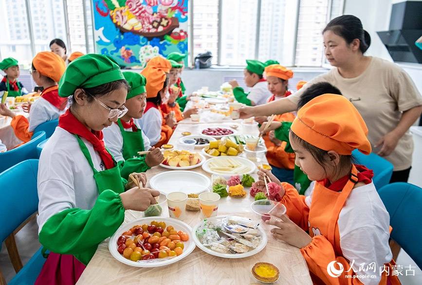 美食:内蒙古呼和浩特：“烹饪课堂”学厨艺 美食实践促成长