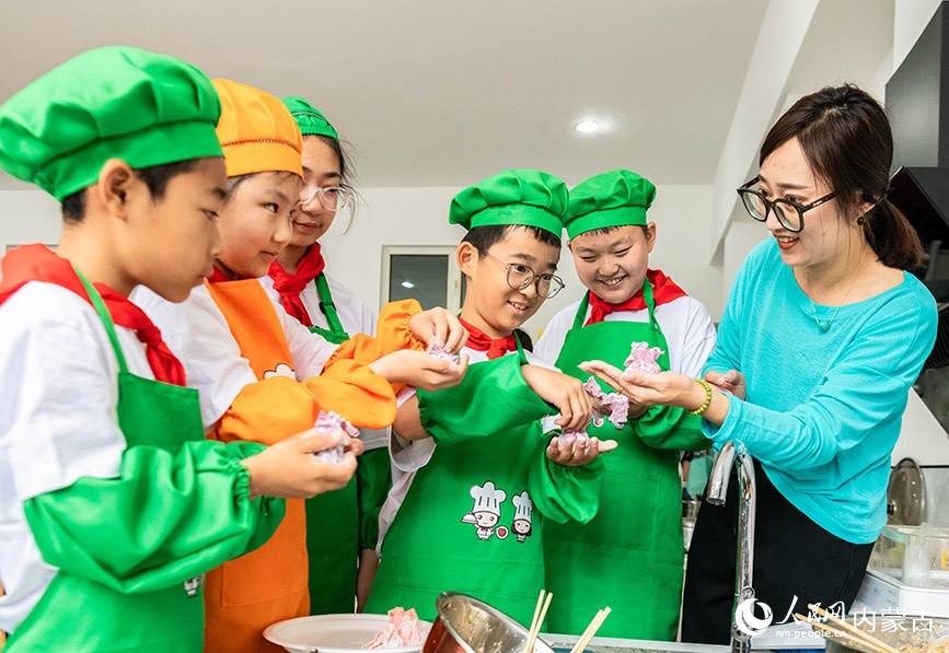 美食:内蒙古呼和浩特：“烹饪课堂”学厨艺 美食实践促成长