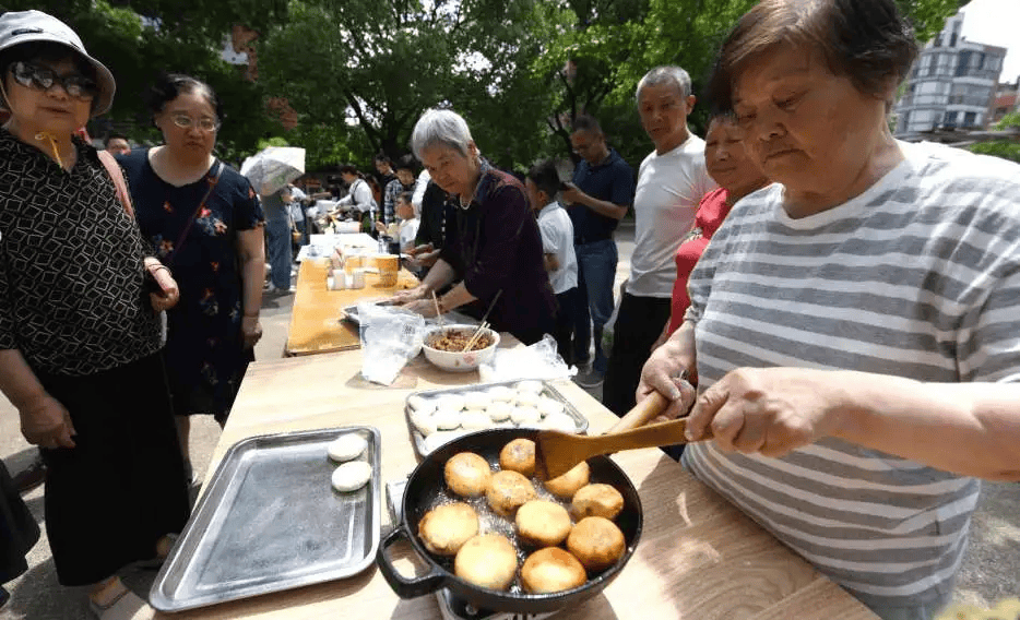 美食:满满幸福味美食，长桌宴亮相美食节