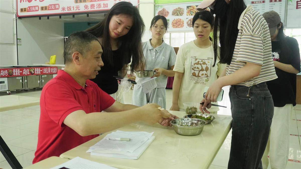 美食:尽享“舌尖上的美食”美食，大学生厨艺展示大显身手