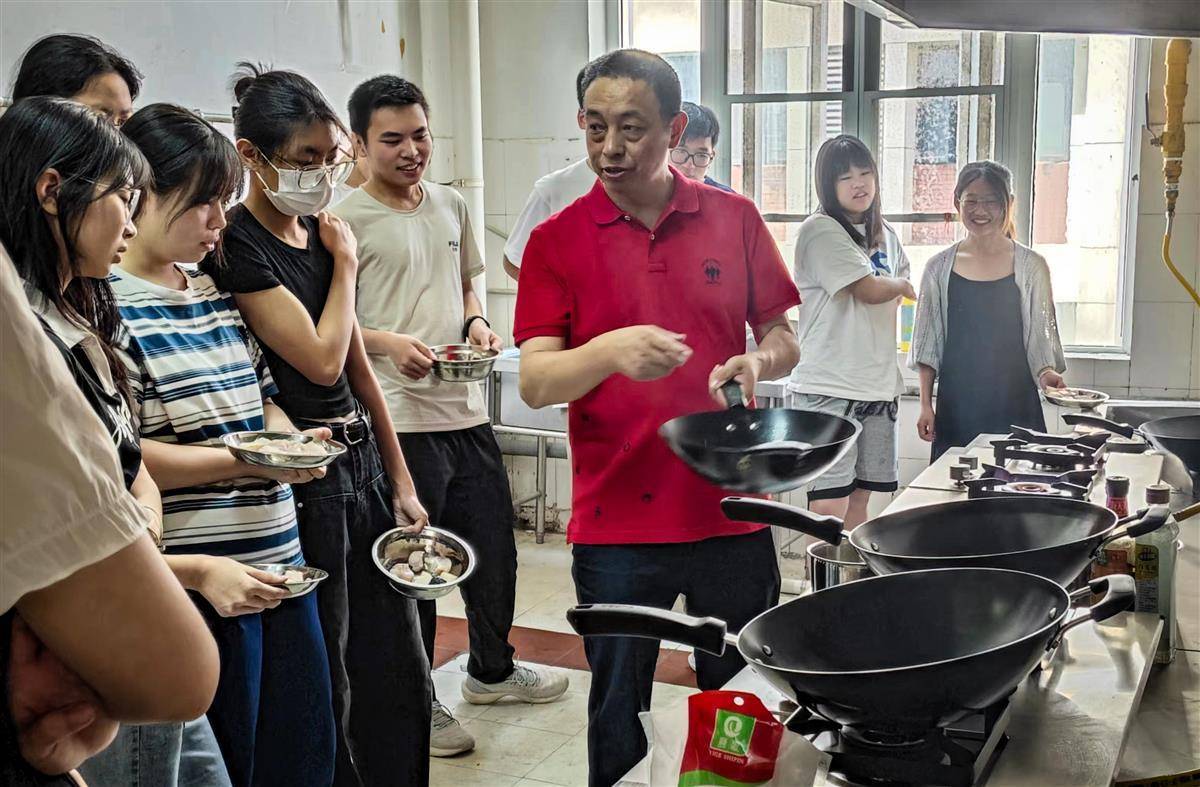 美食:尽享“舌尖上的美食”美食，大学生厨艺展示大显身手