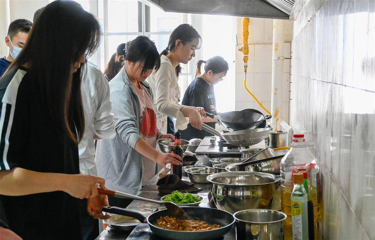 美食:尽享“舌尖上的美食”美食，大学生厨艺展示大显身手