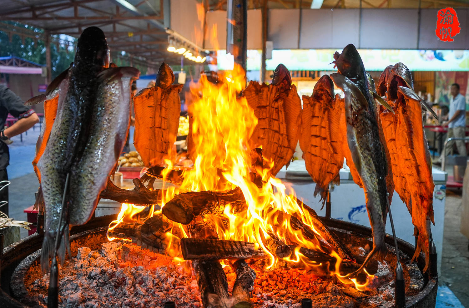 美食:阿克苏老街夜市：品特色美食美食，赏民族歌舞，堪称西部夜生活之典范