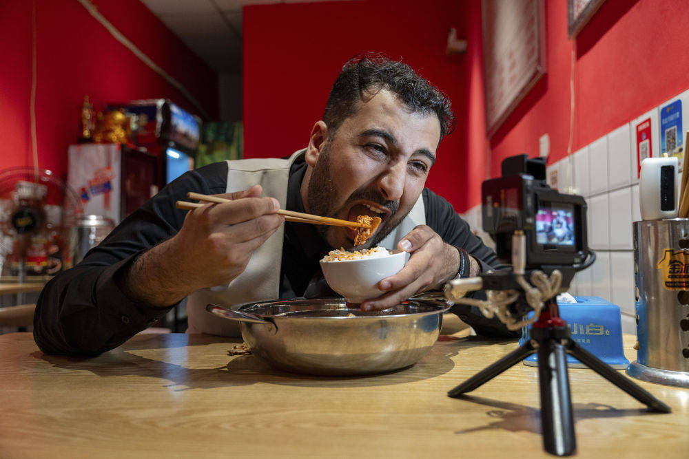 美食:伊拉克小哥成为中国美食博主：美食我喜欢和平的生活