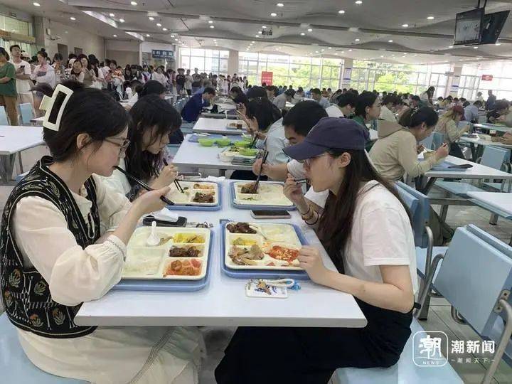 美食:打饭队伍绕食堂半圈？高校美食交流请来6校大厨美食，赢家是…