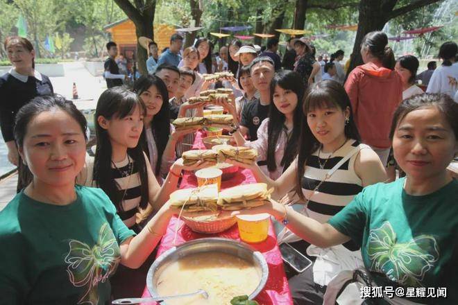 美食:端午美食，豫西大峡谷举办“泼水狂欢节·美食嘉年华”，全天演出非常精彩！